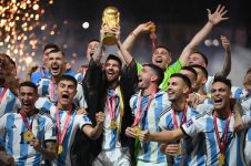 mit-einem-umhang-streckte-messi-den-pokal-in-die-hoehe.jpg
